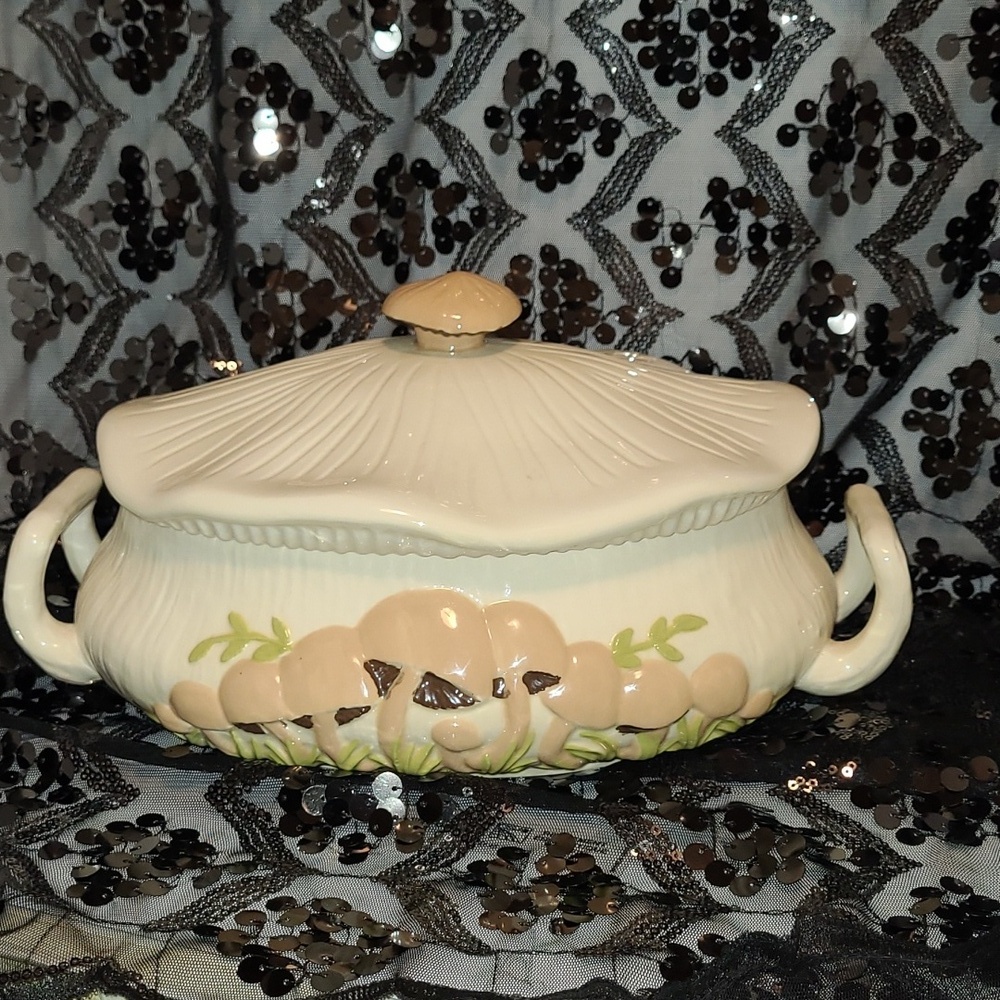 🍄 Vintage ARNEL’S Ceramic Mushroom Design Covered Casserole Dish So…